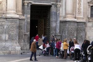 Murcia, Spanien - Mars 25 2019 - mor och söner väntar för välsignelse av jungfru de la fuensanta foto