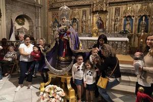 Murcia, Spanien - Mars 25 2019 - mor och söner väntar för välsignelse av jungfru de la fuensanta foto