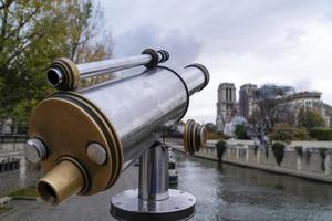 notre dame paris under restaurering se från bro med teleskop foto