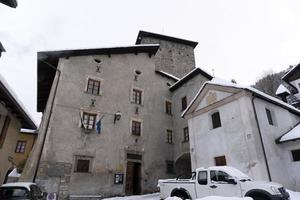 bormio medeltida by valtellina Italien under de snö i vinter- foto