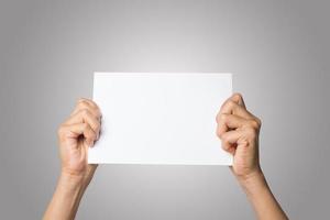 närbild av en kvinnas hand som håller tomt papper isolerad på vit bakgrund foto