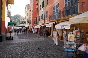 Portofino, Italien - september 19 2017 - vip och turist i piktorisk by foto