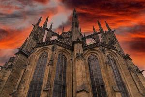 prag kupol kast helgon vitus kyrka på solnedgång foto