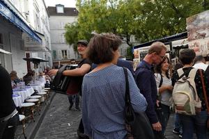 paris, Frankrike - oktober 6 2018 - konstnär och turist i montmartre foto