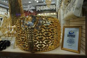 dubai, uae - september 3 2017 - de guld souk marknadsföra på natt foto