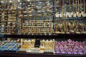 dubai, uae - september 3 2017 - de guld souk marknadsföra på natt foto