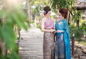 två skön thai flickor i thai traditionell kostym foto