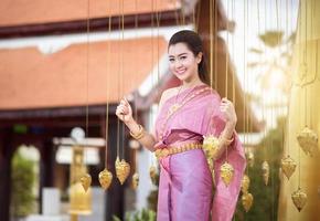 skön thai flicka i thai traditionell kostym foto