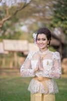 skön thai flicka i thai traditionell kostym foto