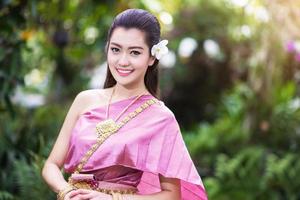 skön thai flicka i thai traditionell kostym foto