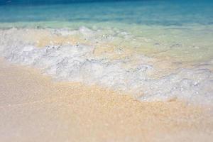 tropisk hav och sand under de blå himmel. tropisk strand landskap. mjuk blå hav Vinka på rena sandig strand. hav Vinka bakgrund. vit sand och kristallblått hav. hav vatten natur, strand koppla av foto