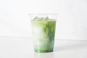 matcha grön te latte i glas foto