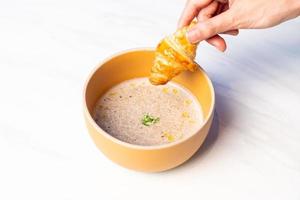 croissant med tryffel svamp soppa foto
