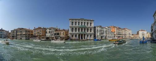 Venedig, Italien - september 19 2019 - kanal grande hus och båtar foto