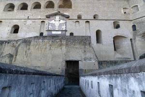 Neapel, Italien - januari 30 2020 - castel helgon elmo se foto