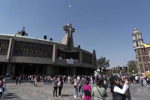 mexico stad, mexico - januari 30 2019 - pilgrimer på guadalupe katedral foto