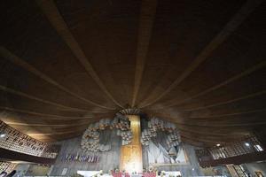 mexico stad, mexico - januari 30 2019 - pilgrimer på guadalupe katedral foto