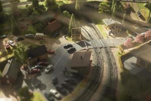 leksak stad. modell av by i berg. terräng modell. miljö för järnväg. foto