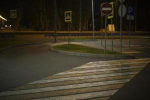 fotgängare korsning i kväll. transport markeringar på asfalt. lanes för korsning motorväg. foto