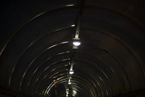 tunnel på natt. detaljer av arkitektur i mörk. foto