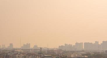 stadsbild stadssilhuett i dimma eller smog. bred och hög bild av Bangkok city i det mjuka ljuset foto
