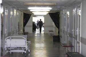 sjukhus eller poliklinik korridor med patienter. foto