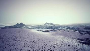 dramatisk vinter- mörk öken- stäpp på en högland berg platå foto