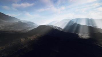 alpina kedjor höljd i de morgon- dimma foto