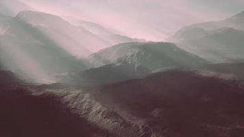 alpina kedjor höljd i de morgon- dimma foto