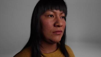 vuxen mexikansk lady porträtt i de mörk foto