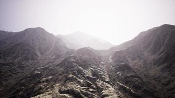se av de afghanska bergen i dimma foto