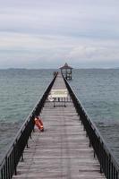 fiske bryggor eller promenaden brygga på de havet eller tillflykt varelse stängd på de ögonblick. foto