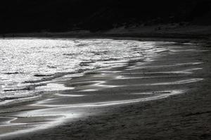 Sol miljö över de hav, solnedgång i höst på de strand av zahara de los atunes, cadiz, andalusien, Spanien foto