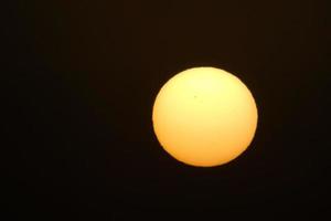 Sol de Sol, på solnedgång på de slutet av de dag, grundläggande för de liv av de planet foto