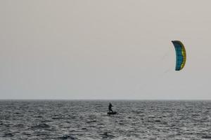 vindsurfing, kitesurfing, vatten och vind sporter driven förbi segel eller drakar foto