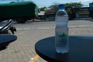 Sidoarjo, Indonesien, 2022 - kall förpackade drycker på en tabell förbi de huvud väg foto