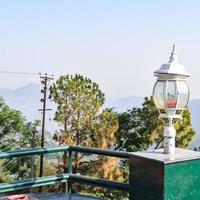 tidigt morgon- se av modern taket restaurang på kasauli, himachal pradesh i Indien, se av berg kullar från öppen luft restaurang i kasauli, kasauli taket restaurang foto