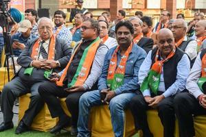 delhi, Indien, december 02 2022 - bharatiya janata fest bjp anhängare under mega väg visa i Stöd av bjp kandidat pankaj luthara till fil utnämning papper ett huvud av mcd lokal- kropp val 2022 foto