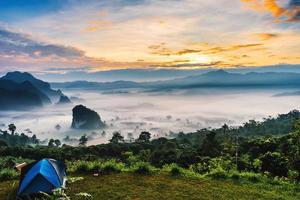 landskap av bergen dimma och tält phu lanka nationell parkera phayao provins norr av thailand foto
