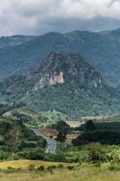 landskap berg med väg i nan thailand foto