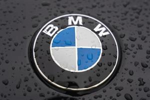 bmw logotyp på de svart huva med regndroppar, russya, sosnovyi bor, 08.09.2021 foto