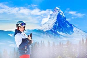 panorama- skott av en kvinna skidåkare vilar på topp av de berg observera natur på åka skidor tillflykt på en skön solig vinter- dag copy fredlig rekreations semester resa begrepp foto