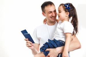 leende föräldrar med pass och biljetter och dotter isolerat på vit foto