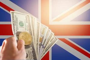 fysisk version av bitcoin ny virtuell pengar och Storbritannien flagga konceptuell bild för investerare i foto