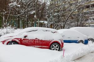 bilar täckt med färsk vit snö foto