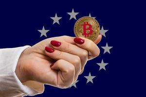 gyllene bitcoin mynt på kvinnors hand på suddig oss dollar räkningar bakgrund kopia Plats foto
