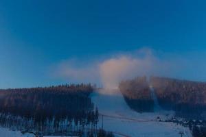 åka skidor hissar i de morgon- i de bergen foto