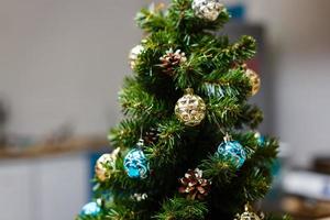 jul träd med leksaker och dekorativ snö för en Lycklig ny år foto
