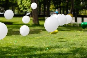 vit bollar. knippa av helium bollar foto