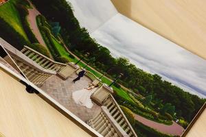sidor av bröllop fotobok eller bröllop album på vit bakgrund foto